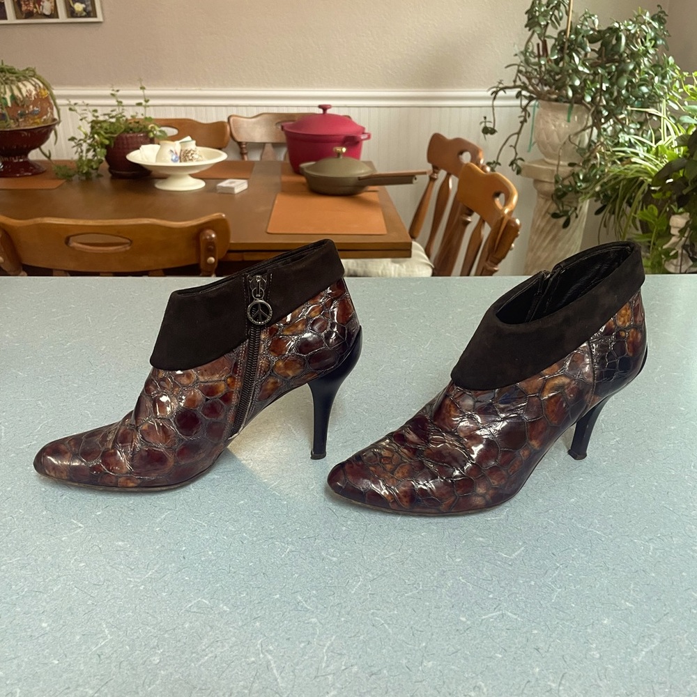 Donald Pliner Rula boot, excellent condition and very comfy to wear, size 8